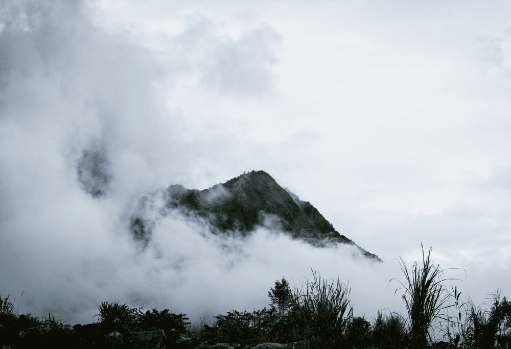 The cold season often brings snow to the pass, wrapping the area in a white veil (Source: Canva)